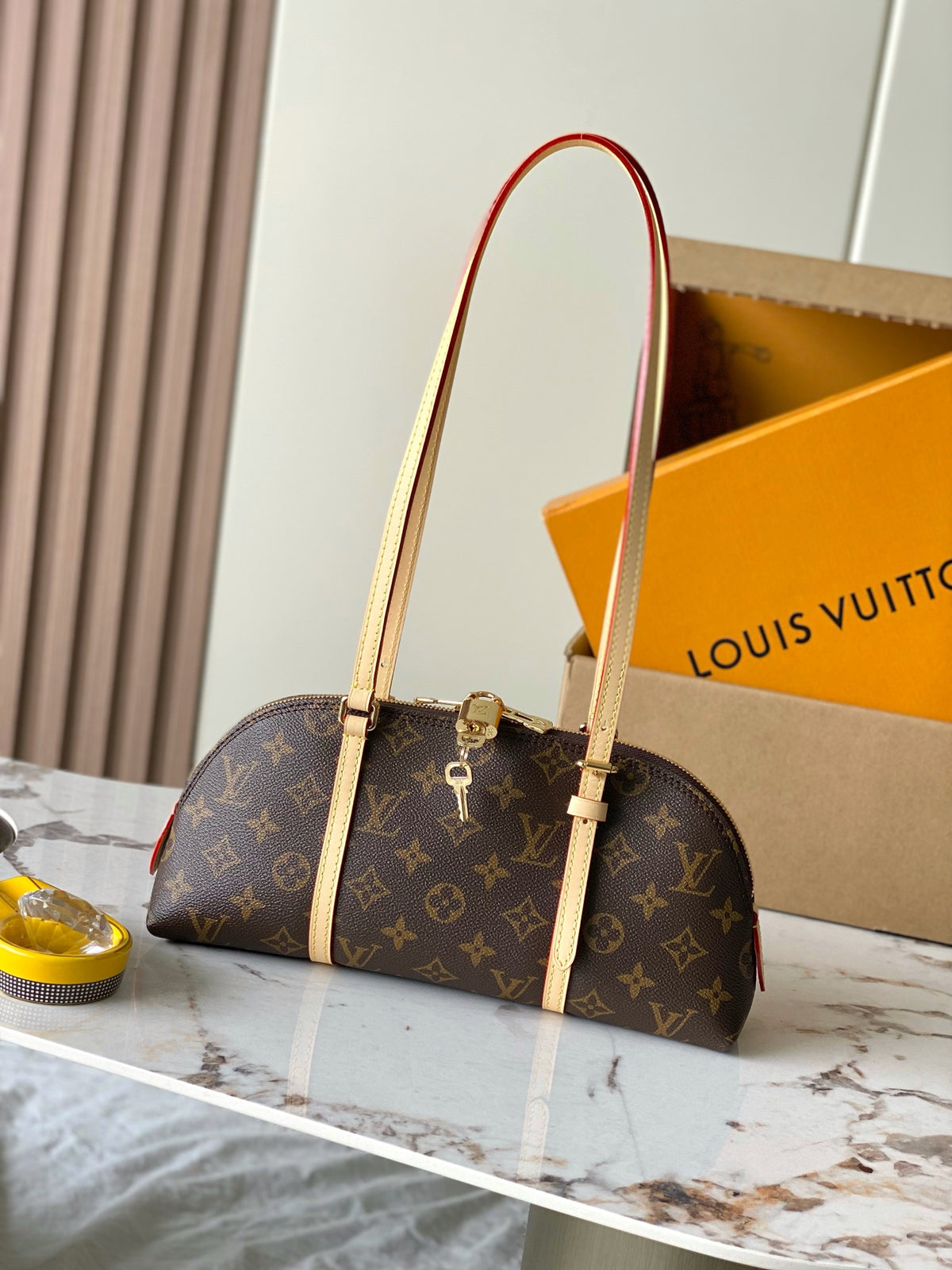 Louis Vuitton Squire East West Monogram M28953