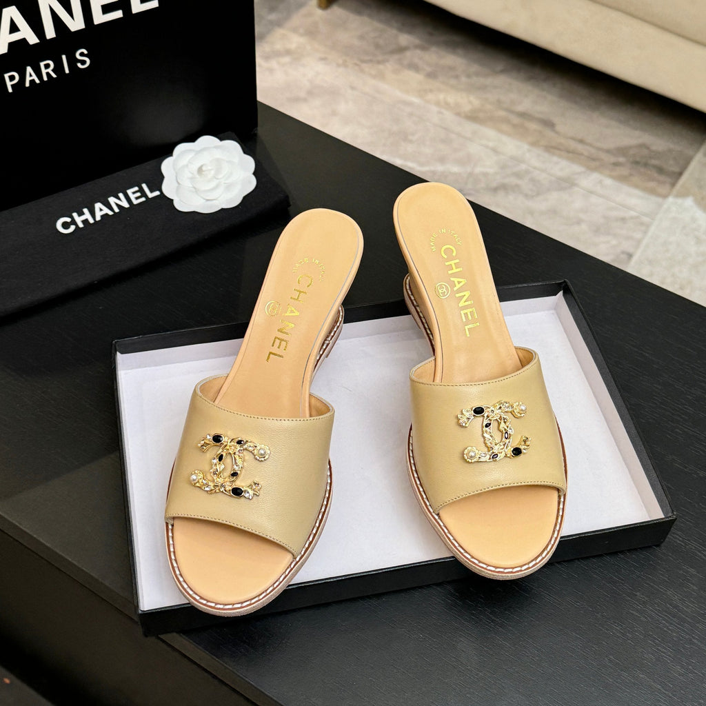 CC 2026 Wedge Sandals 65 Beige Lambskin Gold Black Logo 667765