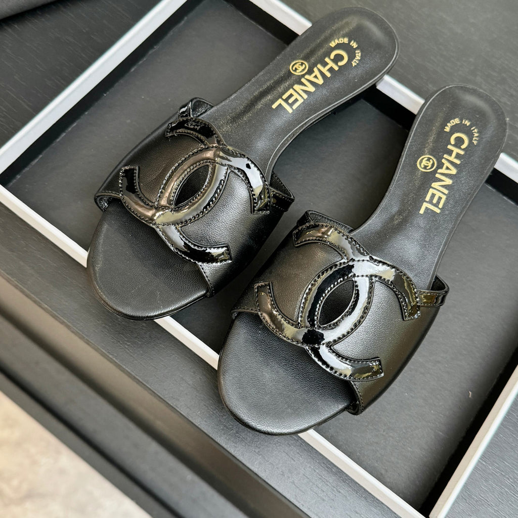 CC 2026 Flat Slippers Black Sheepskin Double C 700456