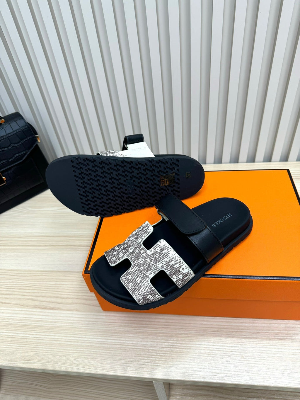 HM 26ss Slippers White Gray Black Suede Leather 618578