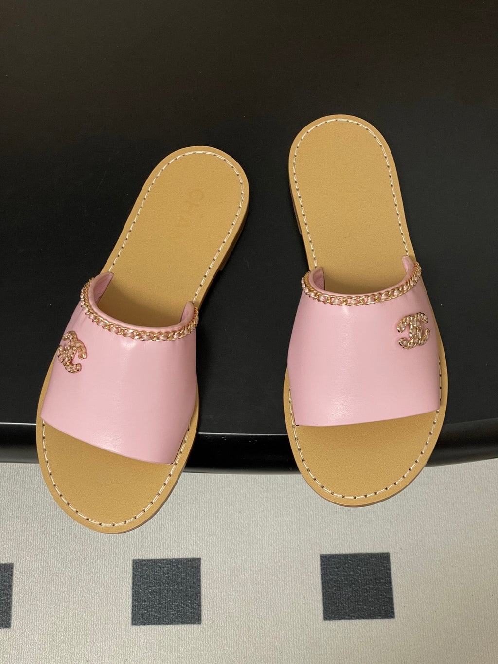 CC 26 Flat Sandal Pink Beige Sheepskin 593297