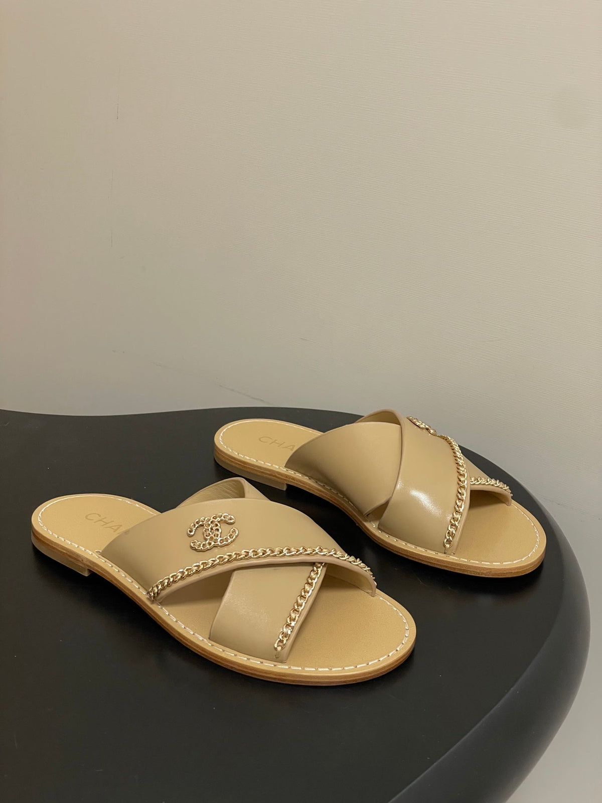 CC 26 Criss-cross Strap Slipper Beige Sheepskin 593302