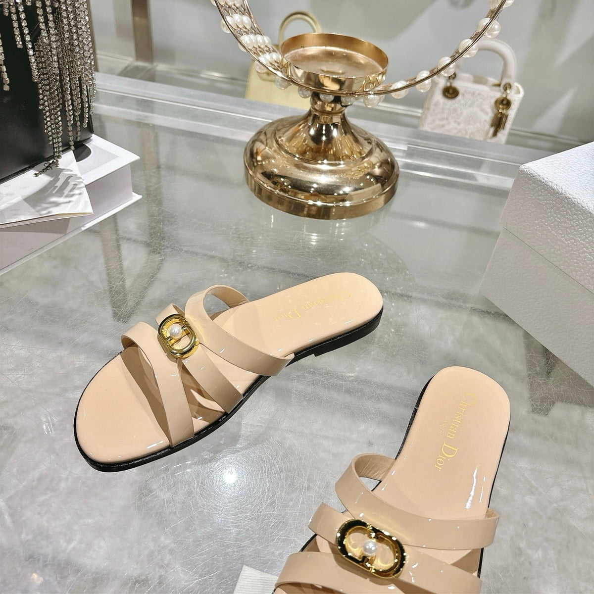 CD 26 Flat Sandals Beige Patent Leather 592263