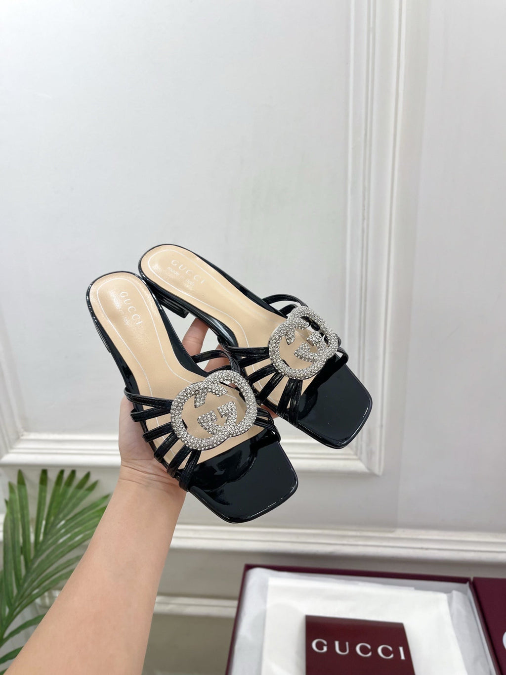 GG 26 Flat Sandals Black Patent Leather 587089