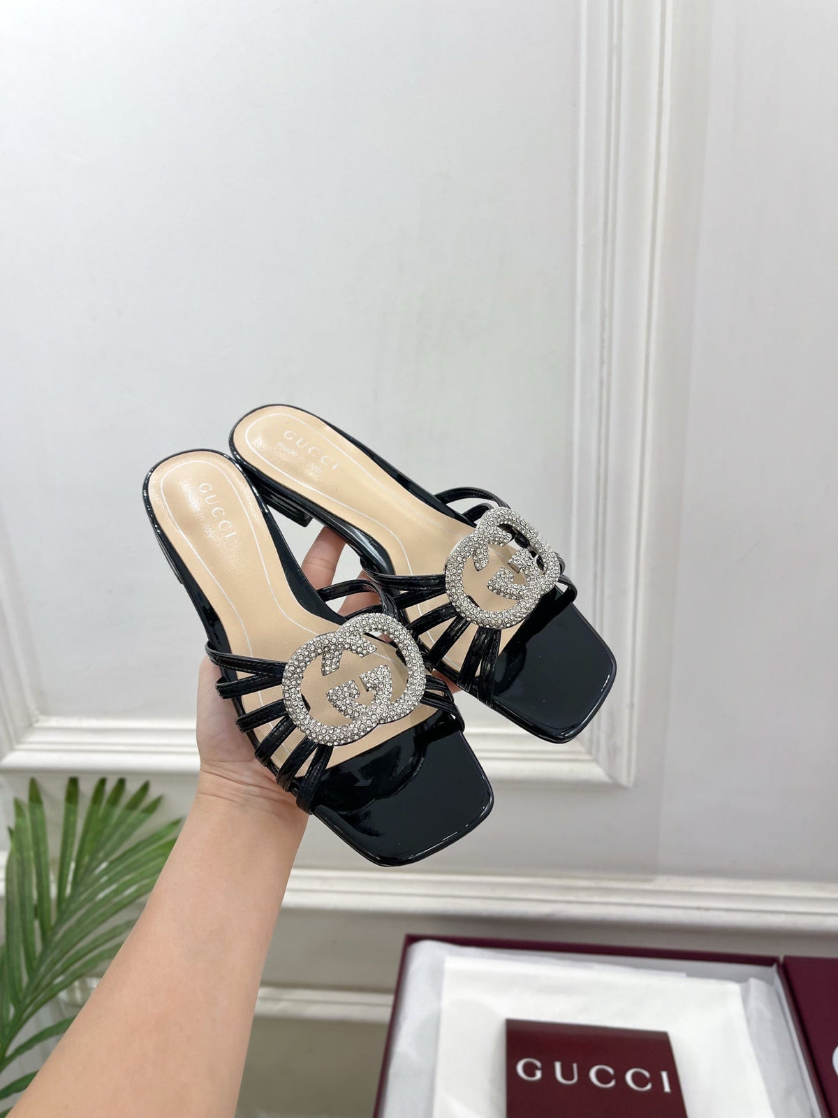 GG 26 Flat Sandals Black Patent Leather 587089